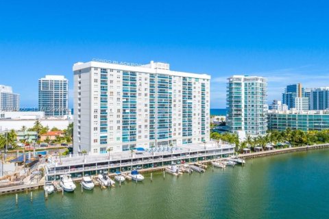 Condominio en alquiler en Miami Beach, Florida, 1 dormitorio, 84.54 m2 № 1997333 - foto 2