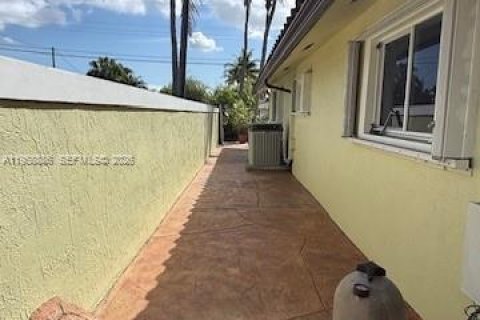 House in Dania Beach, Florida 3 bedrooms, 157 sq.m. № 2080582 - photo 12