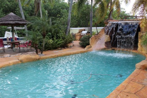 House in Dania Beach, Florida 3 bedrooms, 157 sq.m. № 2080582 - photo 15