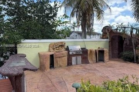 House in Dania Beach, Florida 3 bedrooms, 157 sq.m. № 2080582 - photo 10