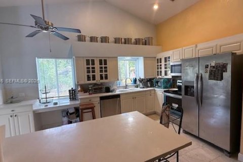 House in Dania Beach, Florida 3 bedrooms, 157 sq.m. № 2080582 - photo 2