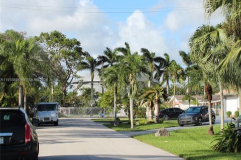 House in Dania Beach, Florida 3 bedrooms, 157 sq.m. № 2080582 - photo 13