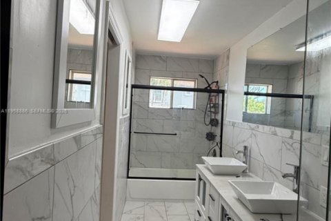 House in Dania Beach, Florida 3 bedrooms, 157 sq.m. № 2080582 - photo 4
