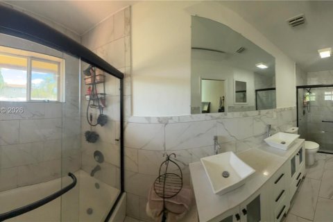 House in Dania Beach, Florida 3 bedrooms, 157 sq.m. № 2080582 - photo 6