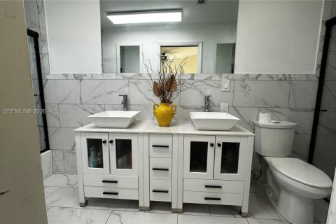 House in Dania Beach, Florida 3 bedrooms, 157 sq.m. № 2080582 - photo 5