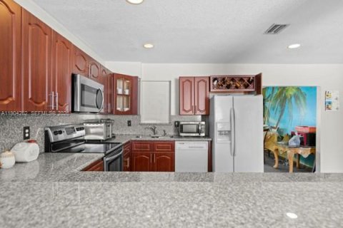 Casa en venta en Port St. Lucie, Florida, 5 dormitorios, 266.63 m2 № 2080213 - foto 17