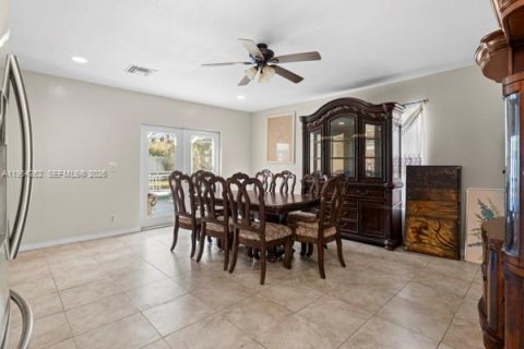 Casa en venta en Port St. Lucie, Florida, 5 dormitorios, 266.63 m2 № 2080213 - foto 16