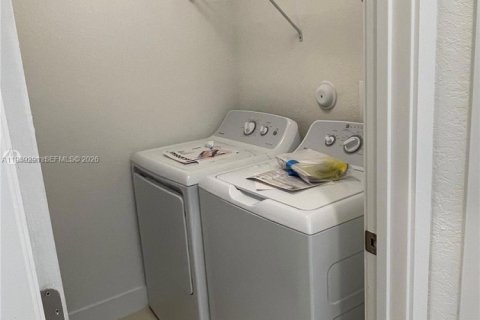 Touwnhouse à louer à Miami, Floride: 4 chambres, 205.13 m2 № 1996575 - photo 6