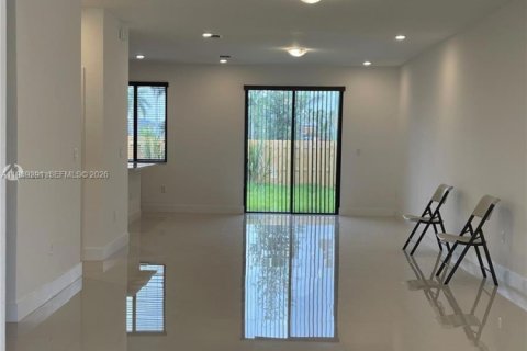 Touwnhouse à louer à Miami, Floride: 4 chambres, 205.13 m2 № 1996575 - photo 2