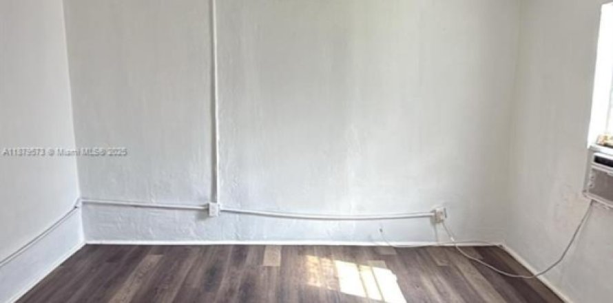 Дом в Майами, Флорида 1 спальня, 394.65м2 № 1896350