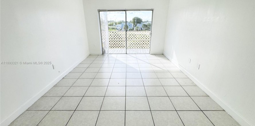 Condo in Lauderdale Lakes, Florida, 2 bedrooms № 1945267