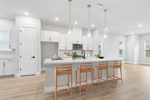 Townhouse in Saint Petersburg, Florida 3 bedrooms, 181.35 sq.m. № 2200458 - photo 8