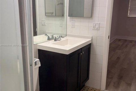 Condominio en alquiler en Margate, Florida, 1 dormitorio, 72 m2 № 2055504 - foto 21