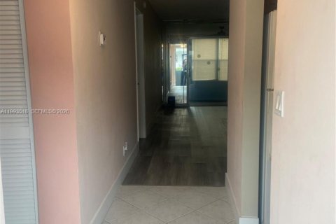 Condominio en alquiler en Margate, Florida, 1 dormitorio, 72 m2 № 2055504 - foto 7