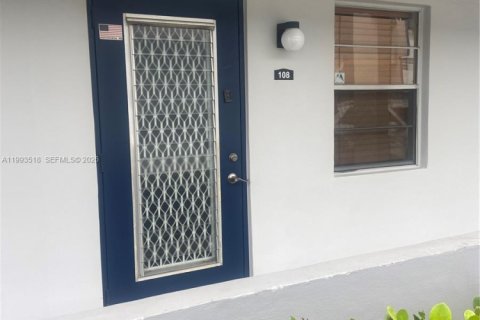 Condominio en alquiler en Margate, Florida, 1 dormitorio, 72 m2 № 2055504 - foto 4