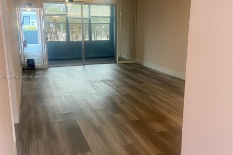 Condominio en alquiler en Margate, Florida, 1 dormitorio, 72 m2 № 2055504 - foto 12