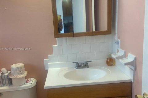 Condominio en alquiler en Margate, Florida, 1 dormitorio, 72 m2 № 2055504 - foto 25