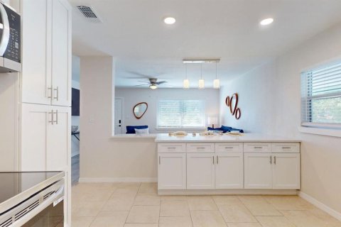 Casa en venta en Tampa, Florida, 5 dormitorios, 173.91 m2 № 1912598 - foto 12