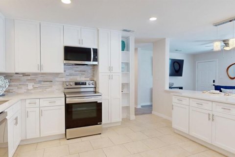 Casa en venta en Tampa, Florida, 5 dormitorios, 173.91 m2 № 1912598 - foto 13