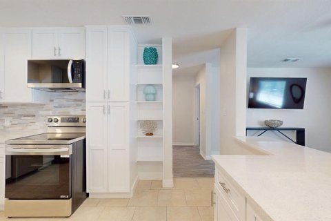 Casa en venta en Tampa, Florida, 5 dormitorios, 173.91 m2 № 1912598 - foto 16