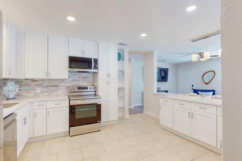 Casa en venta en Tampa, Florida, 5 dormitorios, 173.91 m2 № 1912598 - foto 17
