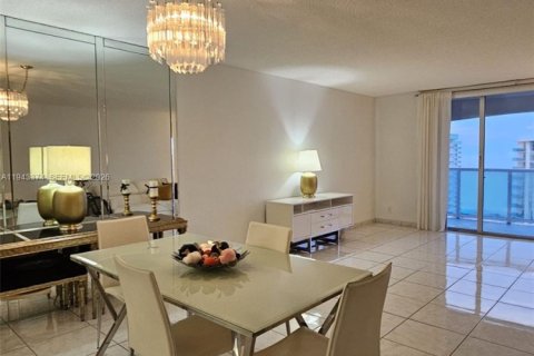 Condo in Hollywood, Florida, 2 bedrooms  № 2059919 - photo 9