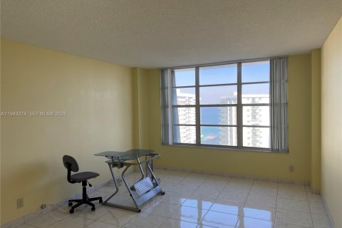 Condo in Hollywood, Florida, 2 bedrooms  № 2059919 - photo 19