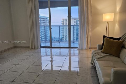 Condo in Hollywood, Florida, 2 bedrooms  № 2059919 - photo 10