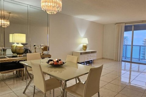 Condo in Hollywood, Florida, 2 bedrooms  № 2059919 - photo 13
