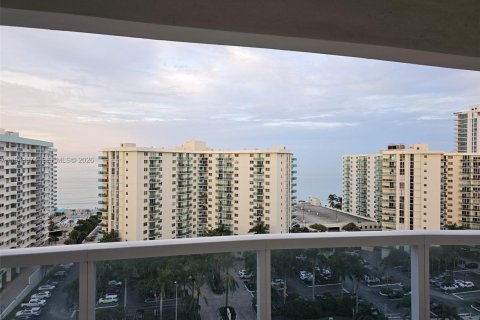 Condo in Hollywood, Florida, 2 bedrooms  № 2059919 - photo 4