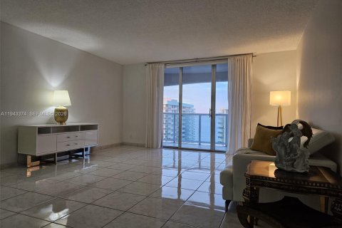 Condo in Hollywood, Florida, 2 bedrooms  № 2059919 - photo 12