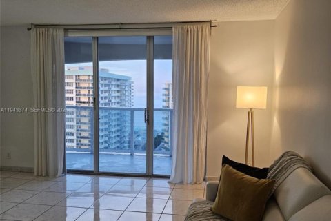 Condo in Hollywood, Florida, 2 bedrooms  № 2059919 - photo 8