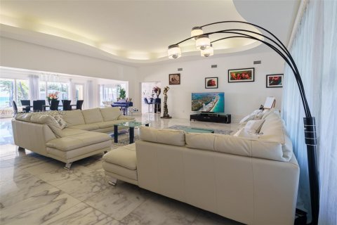Villa ou maison à louer à Golden Beach, Floride: 4 chambres, 384.99 m2 № 2153009 - photo 16