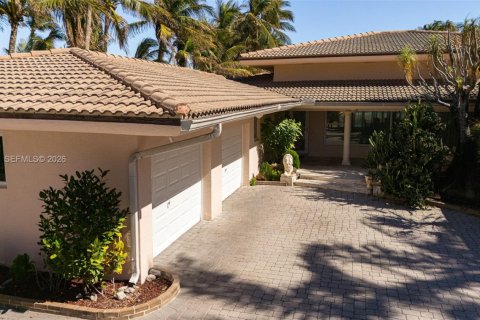 Villa ou maison à louer à Golden Beach, Floride: 4 chambres, 384.99 m2 № 2153009 - photo 7