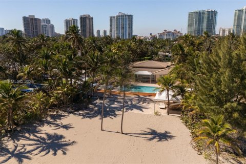 Villa ou maison à louer à Golden Beach, Floride: 4 chambres, 384.99 m2 № 2153009 - photo 4