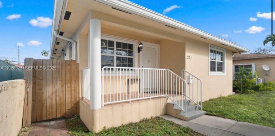 Casa en Hallandale Beach, Florida 4 dormitorios, 128.21 m2 № 2035290