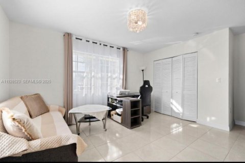 Casa en venta en Hallandale Beach, Florida, 4 dormitorios, 128.21 m2 № 2035290 - foto 9