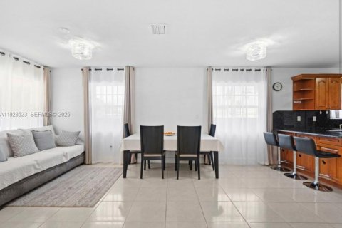 Casa en venta en Hallandale Beach, Florida, 4 dormitorios, 128.21 m2 № 2035290 - foto 3