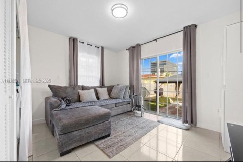 Casa en venta en Hallandale Beach, Florida, 4 dormitorios, 128.21 m2 № 2035290 - foto 17