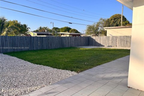 House in Pompano Beach, Florida 3 bedrooms, 92.9 sq.m. № 1828170 - photo 2