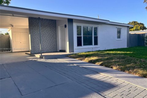 House in Pompano Beach, Florida 3 bedrooms, 92.9 sq.m. № 1828170 - photo 1