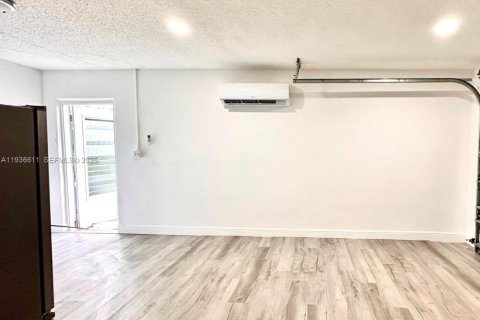 House in Port Charlotte, Florida 3 bedrooms, 133.78 sq.m. № 1994715 - photo 18