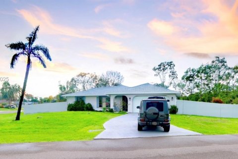 House in Port Charlotte, Florida 3 bedrooms, 133.78 sq.m. № 1994715 - photo 1