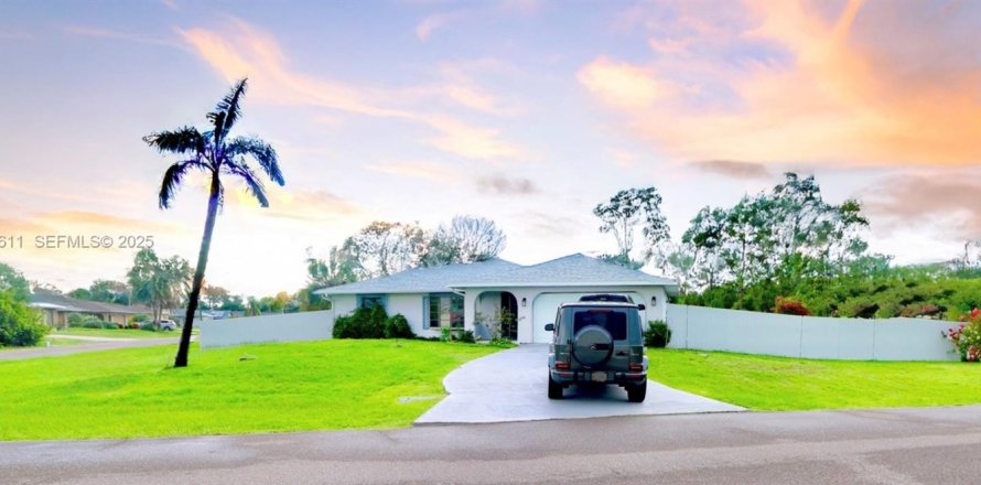 House in Port Charlotte, Florida 3 bedrooms, 133.78 sq.m. № 1994715