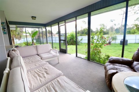 House in Port Charlotte, Florida 3 bedrooms, 133.78 sq.m. № 1994715 - photo 12