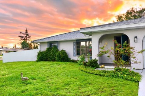 House in Port Charlotte, Florida 3 bedrooms, 133.78 sq.m. № 1994715 - photo 2