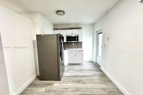 House in Port Charlotte, Florida 3 bedrooms, 133.78 sq.m. № 1994715 - photo 16