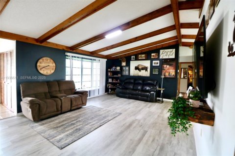 House in Port Charlotte, Florida 3 bedrooms, 133.78 sq.m. № 1994715 - photo 3