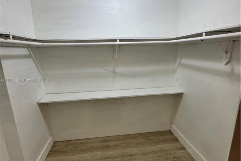 Condominio en venta en North Miami, Florida, 1 dormitorio, 72.37 m2 № 1938516 - foto 16