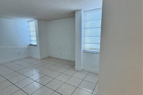 Condominio en venta en North Miami, Florida, 1 dormitorio, 72.37 m2 № 1938516 - foto 5